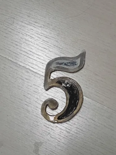 Número 5 em metal altura 10cm