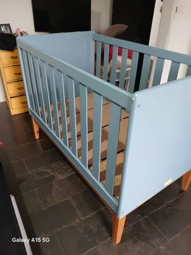 Berço de madeira azul bebê em ótimo estado