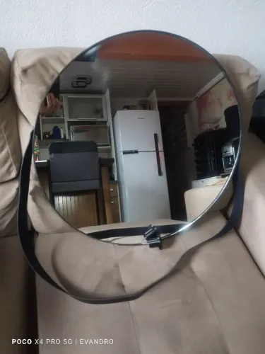 Espelho com alça de couro 