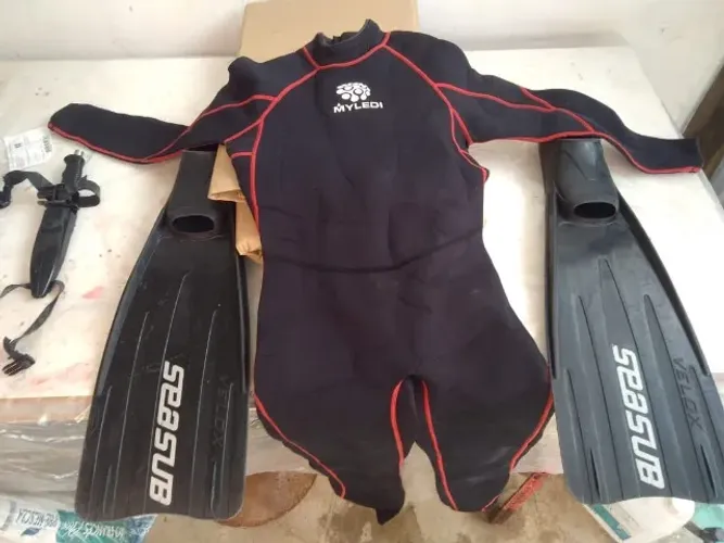 Macacão de mergulho Myledi tamanho M e nadadeira SeaSub Velox