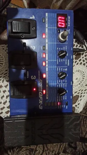 Pedaleira de Guitarra Zoom GFx3