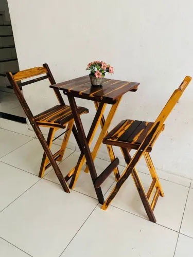 Mesa de madeira dobrável com 2 cadeiras