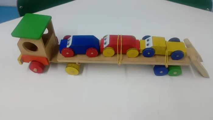Caminhão cegonha de madeira colorido - brinquedo educativo