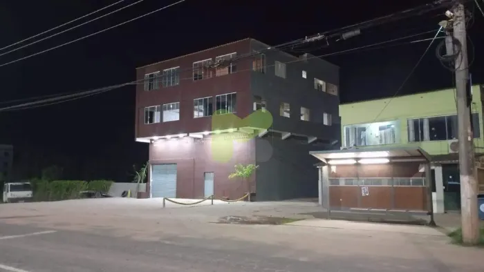 Prédio com loja pé direito 6mts e apartamentos, na estrada Linha Azul.