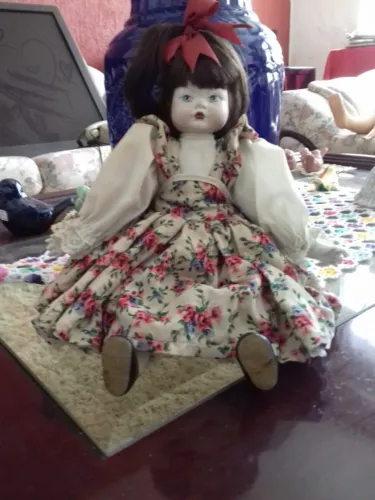 Boneca de Porcelana pequena antiguidade muito linda estilo inglesa