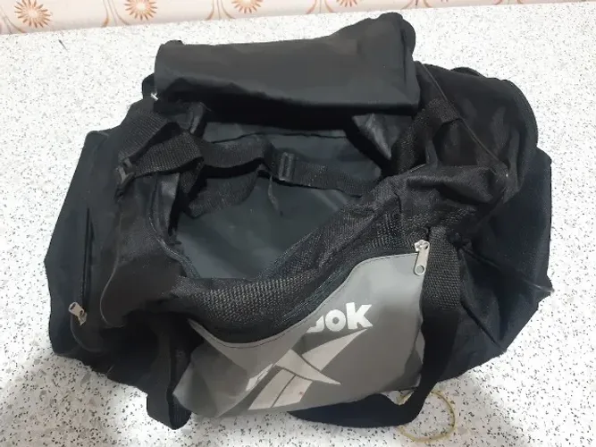 Bolsa média, para levar seus objetos, com ziper em cima e alças de transporte.
