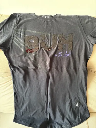 Camiseta BÜH Preta com Detalhes Paetê