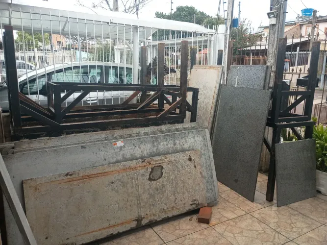 Lote de mesas e bancadas em granito 