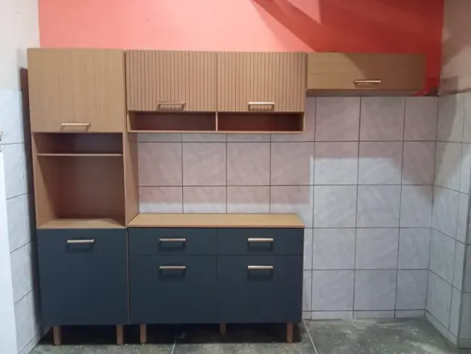 Kit De Cozinha Armario Com Balcão Maia 7 Portas 2 Gavetas Cor Freijo Uv/ripado/grafite 