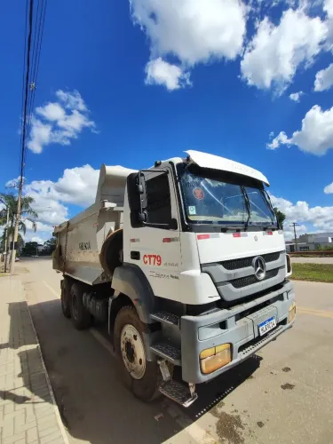 Caminhão Mercedes 4144 6x4 traçado caçamba
