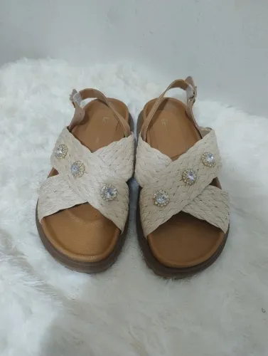 Sandálias Femininas Bege com Detalhes em Strass