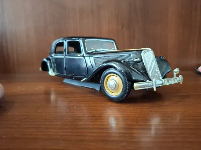 Carro de coleção Citroën 15cv 1/18