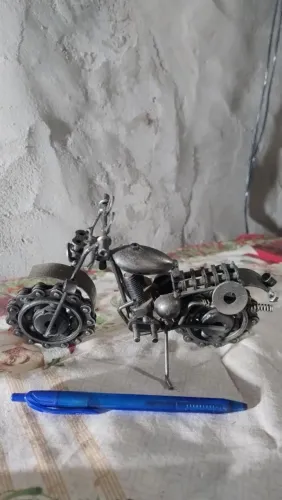 Moto d metal reciclada design detalhado e realista COLECIONISMO