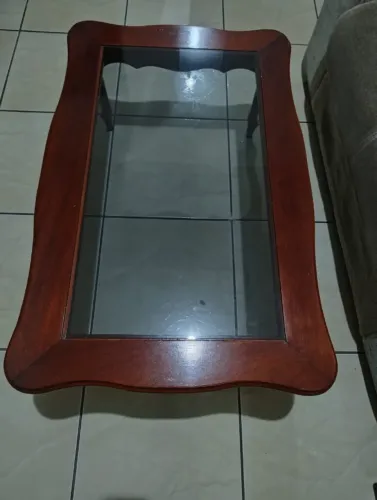 Vendo uma mesa de centro de madeira em ótimo estado.