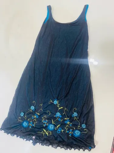Vestido preto com flores azul - tamanho P