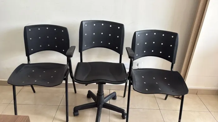 Conjunto de cadeiras fixas e móvel