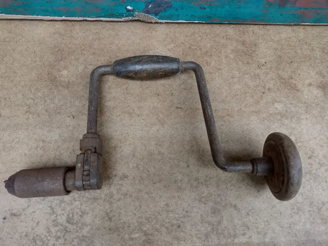Furadeira manual antiga anos 50/60