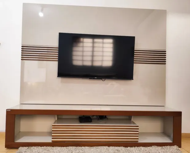 Rack com Painel Rudnick Off white Amadeirado