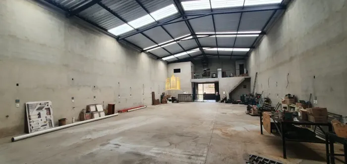 Galpão Comercial à Venda em Esmeraldas-MG, Bairro São Pedro: 6 Salas, 4 Banheiros, 360m² d