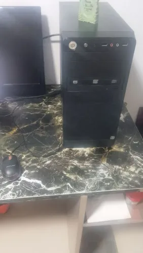 Computador completo com gabinete e monitor e a mesa