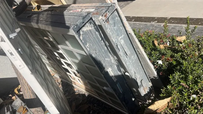 Portas, janelas, painel de tv e vasos sanitários -demolição