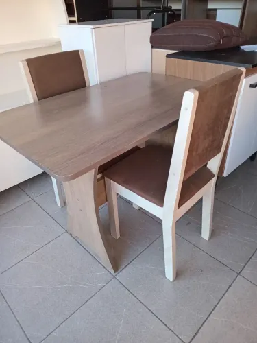 Mesa 1,09 x 78cm com 02 cadeiras. (Entrego)