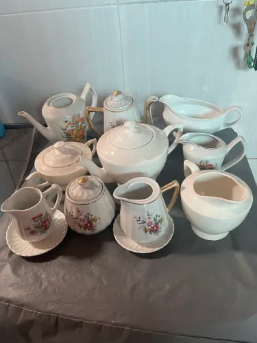 Lote de porcelanas antigas - bules, açucareiros, leiteiras e molheiras