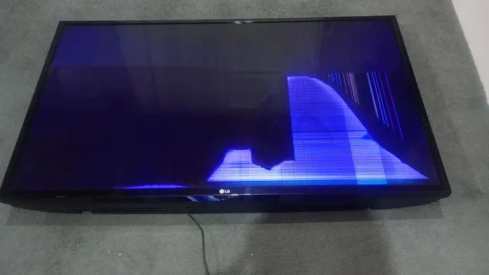 Tv LG 43LH5100 com tela quebrada 