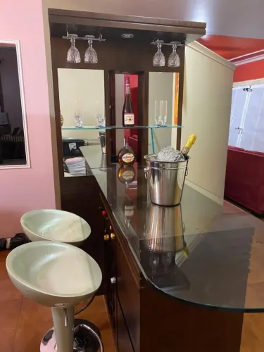 Móvel Bar de Madeira Com Balcão de Vidro + Adegas + 2 Banquetes (Super Completo!)