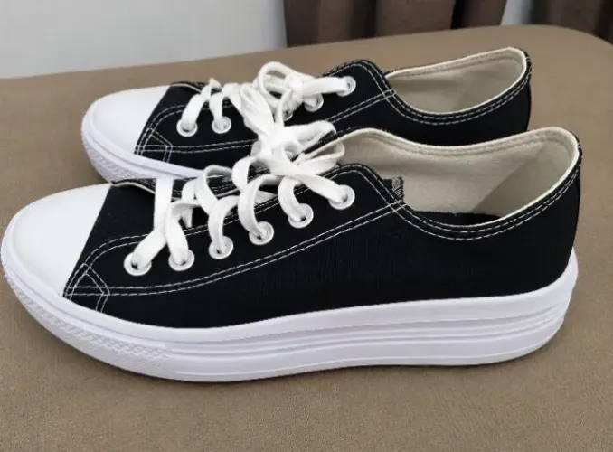 Tênis Casual Preto e Branco Unissex - Cano Baixo, Solado Plataforma e Cadarço Branco