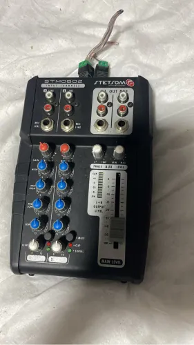 Processador, mesa e toca CD