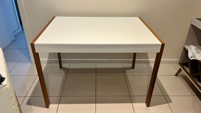Mesa de jantar Tok&Stok branca com detalhes em madeira - 4 lugares, sem cadeiras.