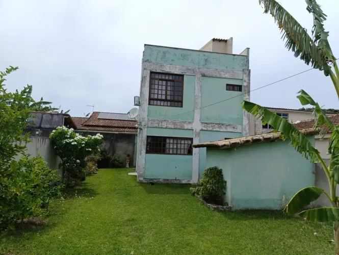 Casa triplex com quintal  em Parati Araruama 