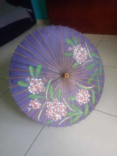 Sombrinha oriental em bambu e tecido pintado a mão Azul