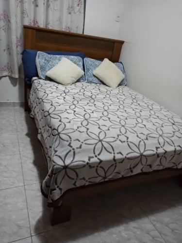 Cômoda com 5 Gavetas e Cama de Casal 