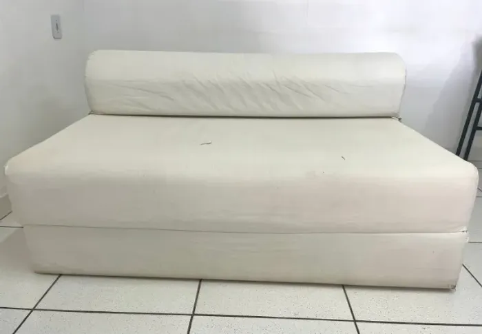 Sofá-cama branco usado