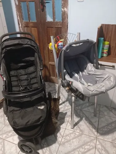 Carrinho seminovo (Cosco Toffy) e Bebê conforto (Burigotto)