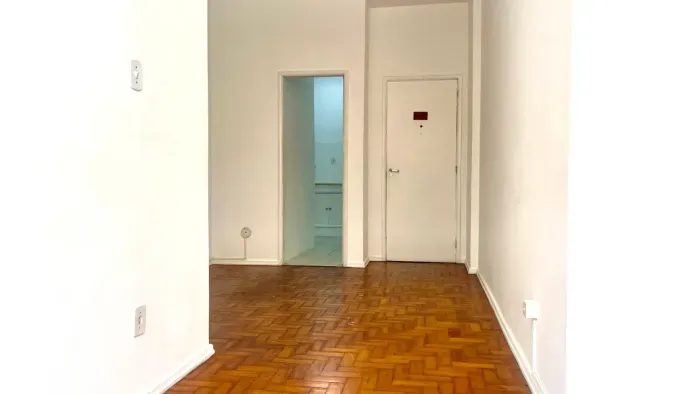 Excelente quarto e sala com 63m, no melhor trecho da Rua Uruguai, a 2 min do metrô.