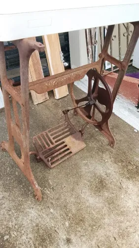 Pé de máquina antigo 