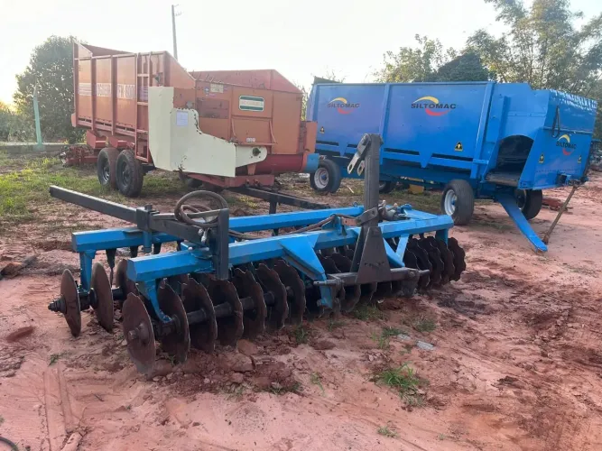 Grade niveladora 36 discos com pistão de abertura 