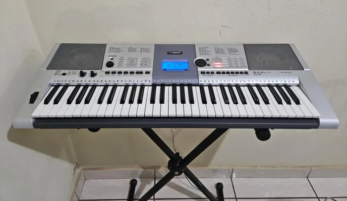 Teclado Yamaha PSR-E403 - 61 Teclas Sensitivas (quase não foi usado)<br>