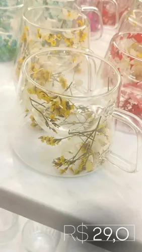 Xícara de acrílico com flores