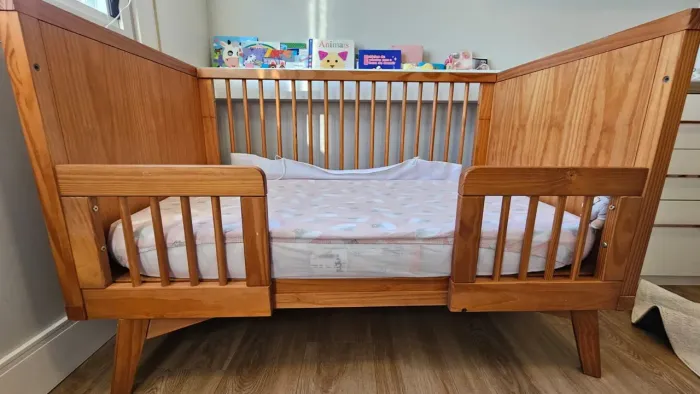 Berço Cama Retrô de Madeira Maciça - Avelã