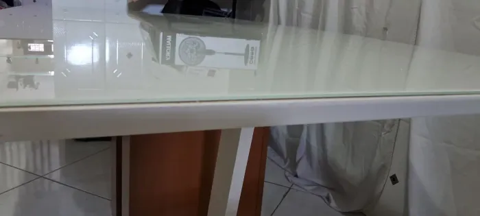 Vendo Mesa de Jantar laqueada tampo de vidro 