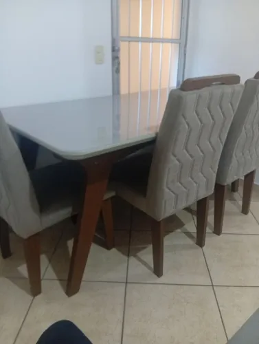 Mesa de jantar com 05 cadeiras .