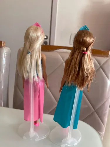 2 bonecas Barbie novas e com o suporte.
