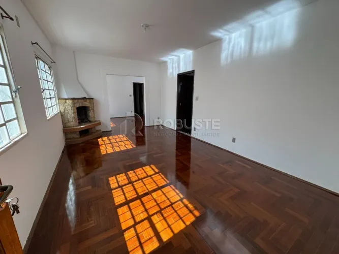 Casa para locação de 3 quartos (Residencial ou comercial) ao lado da Construmarques