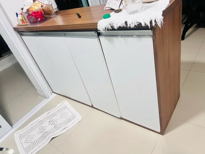 Armário de cozinha, com medidas 1.34 de largura.