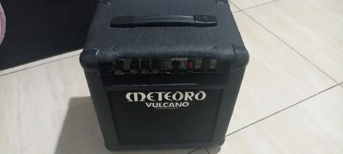 Vendo caixa de som (instrumento baixo) semi novo
