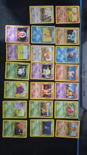 20 cartas de pokemon antigas no estado